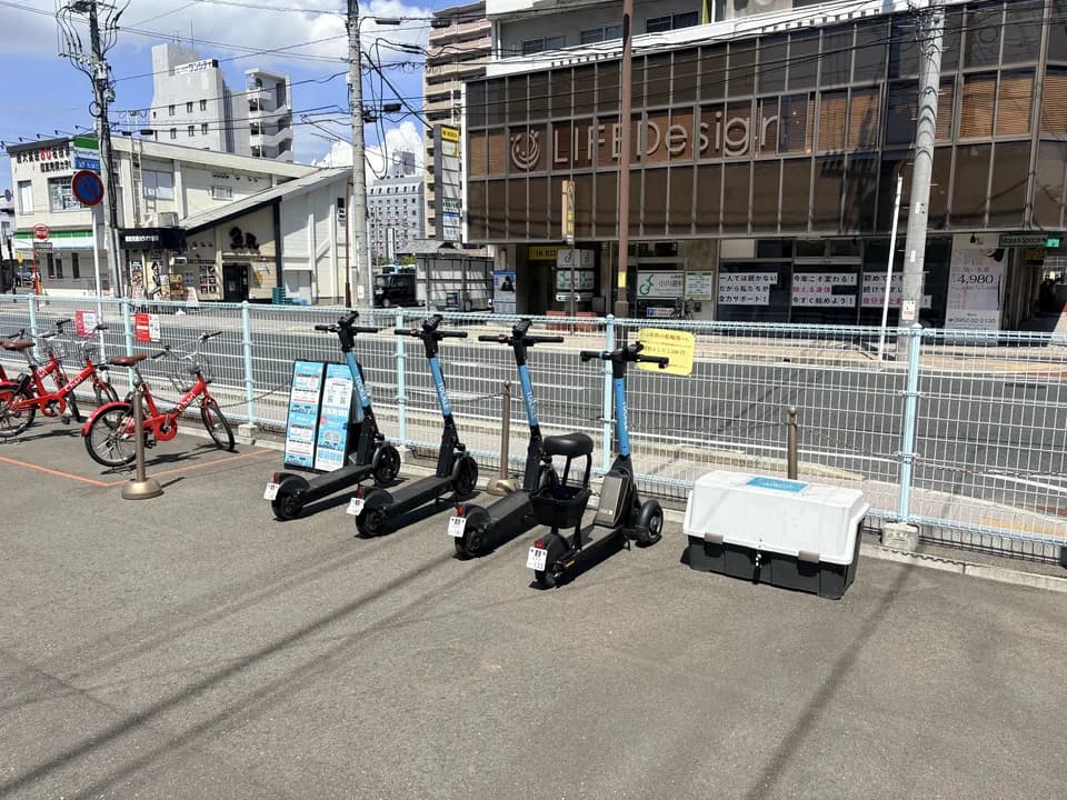 佐賀駅北第二自転車駐車場のポート。水色の柵の手前に TOCKLE が4台並び、左手に貸自転車、右手に白い保管ボックスが置かれている