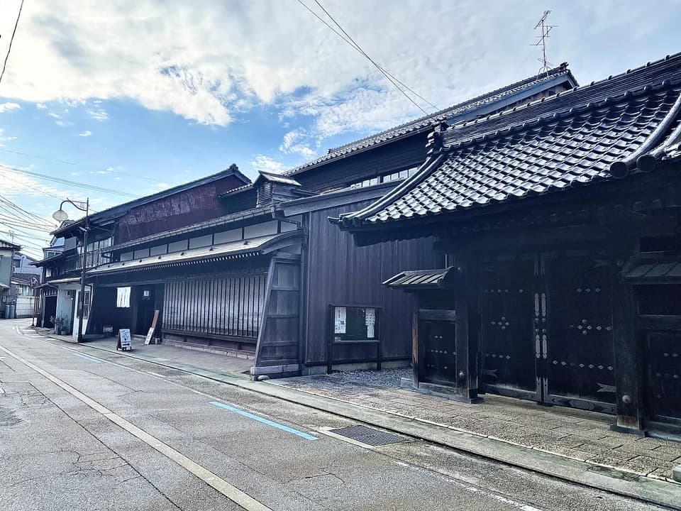 旧宮崎酒造・瀬羽町周辺の街並み。黒い瓦屋根と木の外壁が続く古い町家が、静かな通りに面して立つ